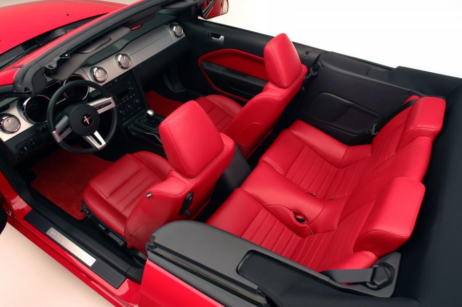  Ford Mustang GT Convertible 2005 года  (фото 21 из 44)